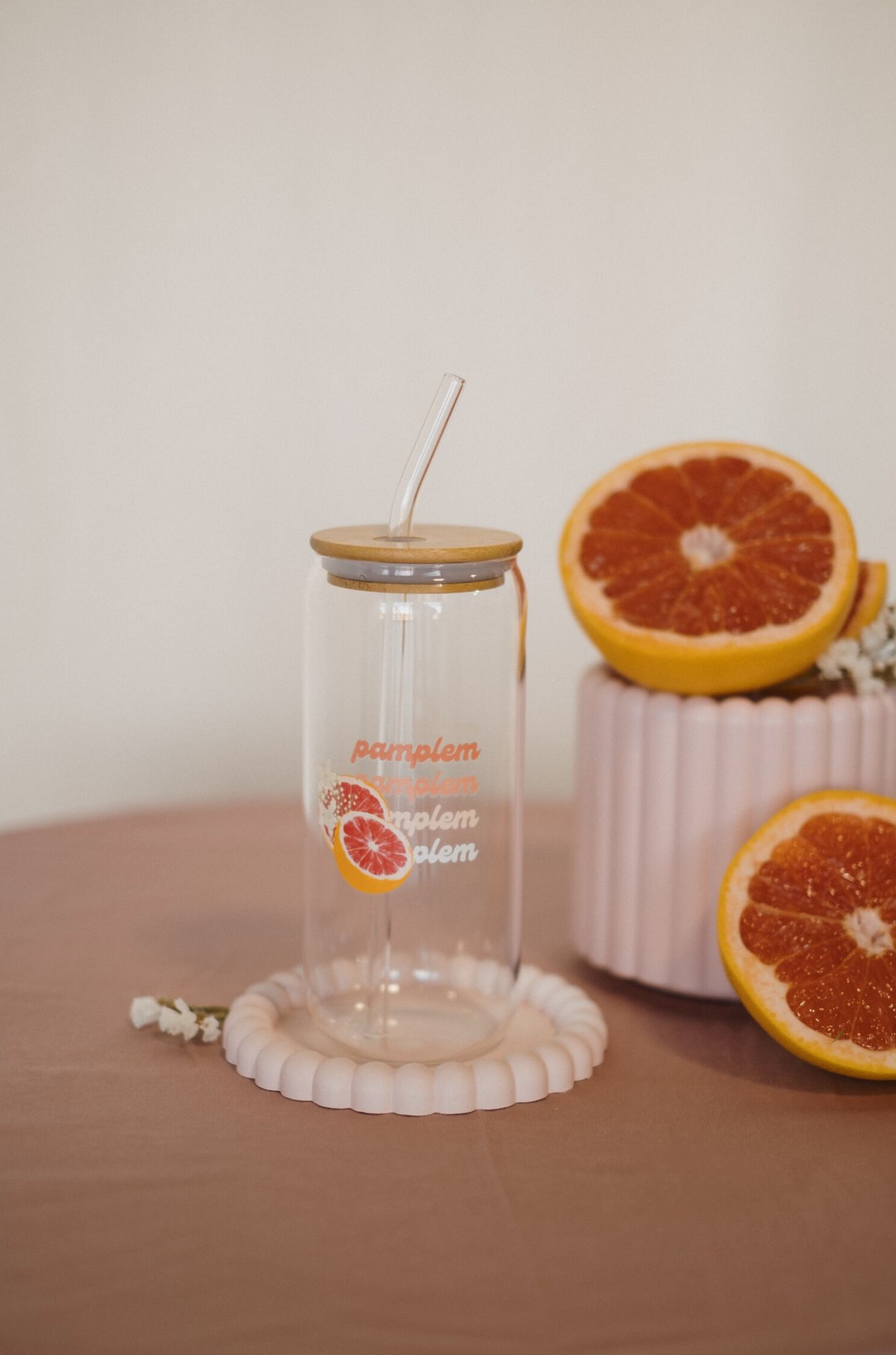 Tasse allongée en verre avec couvercle & paille - Pamplemousse fleuri & Lavande||Elongated Can glass with bambou lid & glass straw - Grapefruit blossom & Lavender