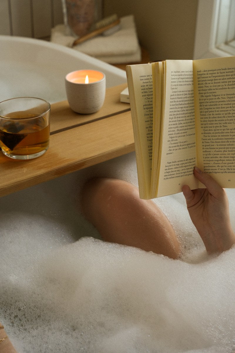 Bougie dans son contenant de céramique pour une ambiance chaleureuse dans une salle de bain