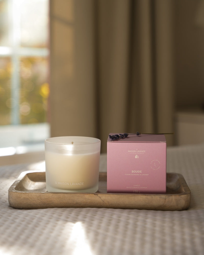 Bougie fragrance Fleurs blanches et lavande dans son contenant givré par la Maison Lavande
