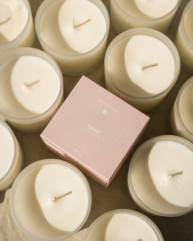 Bougie fragrance Pivoine et lavande dans son contenant givré par la Maison Lavande